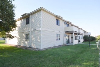 Building Photo - Main floor condo with great patio & many u...