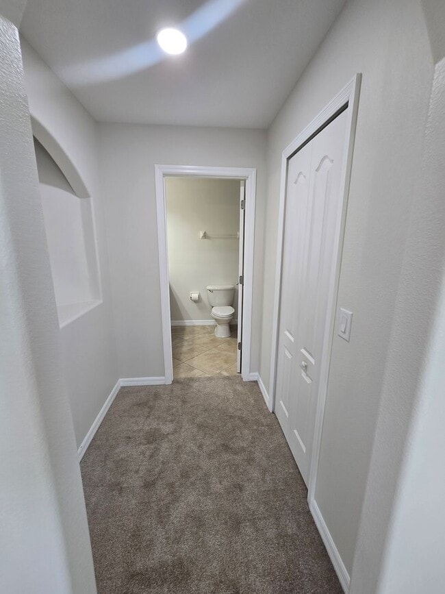 Building Photo - Luxurious Single-Family Home in Secluded Mount Dora Community