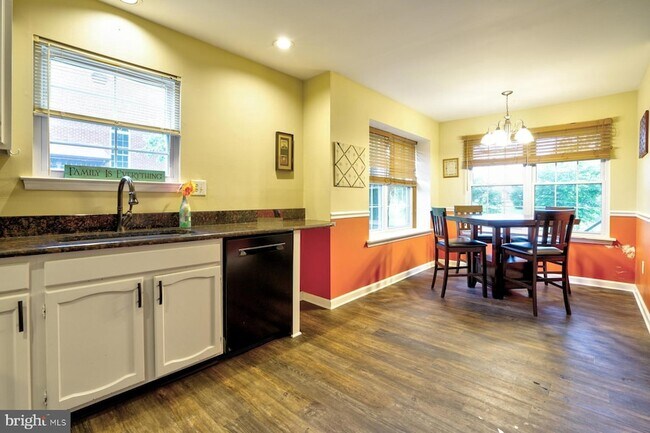 Building Photo - 111 Honey Locust Ct