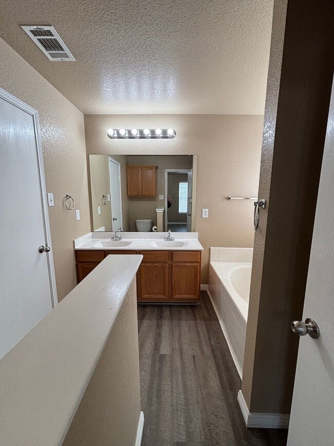 Building Photo - 525 Bretts Way