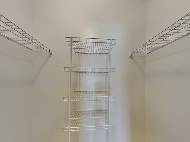Building Photo - 3 bed 2 bath in Avon with privacy fence an...