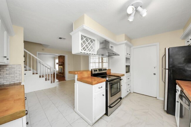 Building Photo - 11411 Briar Forest Dr