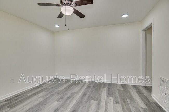 Building Photo - 3623 Columbine Dr