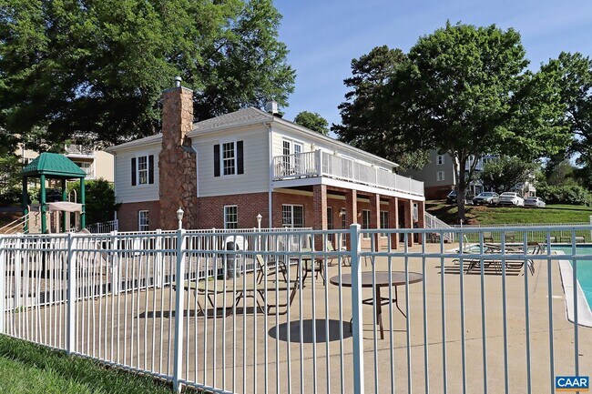 Building Photo - 1217 Villa Ln