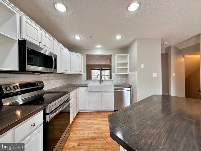Building Photo - 2107 Mardic Dr