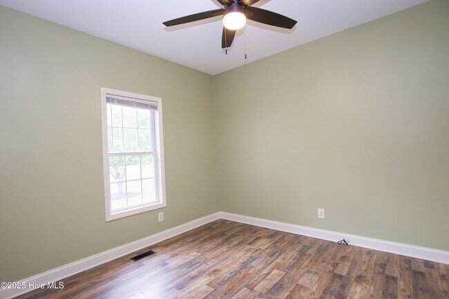 Building Photo - 102 Willow Creek Ln