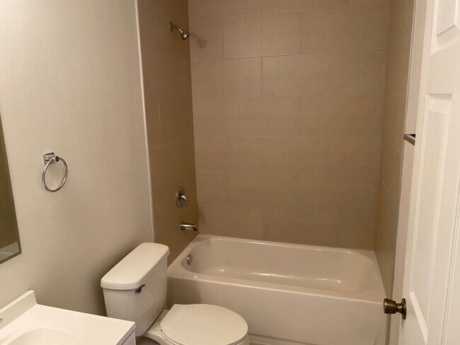 Building Photo - Available Now Stunning 3 bedroom 2 bathroom duplex