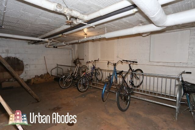 Building Photo - 717 W Belmont Ave