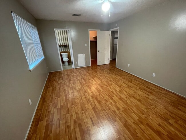 Building Photo - APRIL MOVE IN Spacious 2 Bedroom 2 Bathroom Apartment on Bus Route!