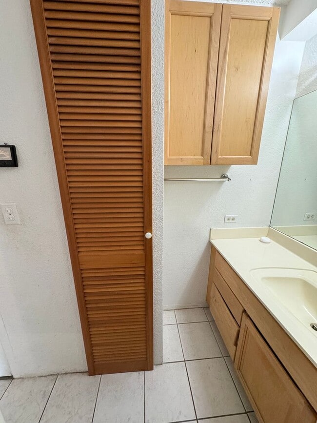 Building Photo - Partially Furnished Studio in Waikiki