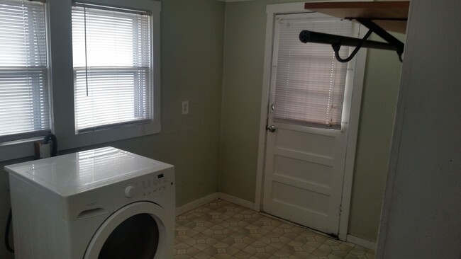 Building Photo - 3 bedroom home Washer/Dryer Included - Pre...