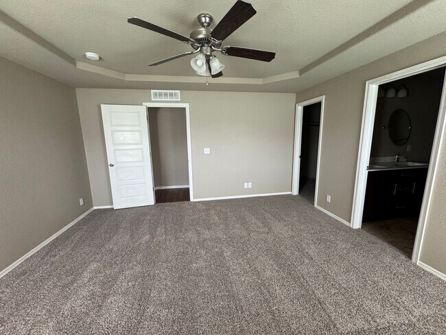 Building Photo - 4 bed, 2 bath, 3 car garage!