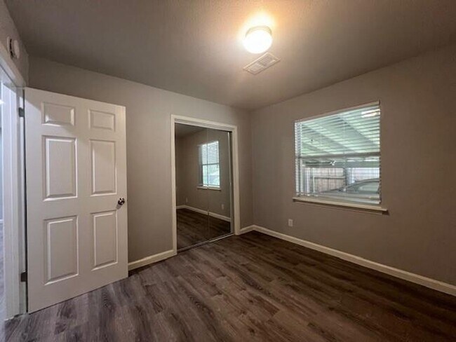 Building Photo - 304 N Oak St