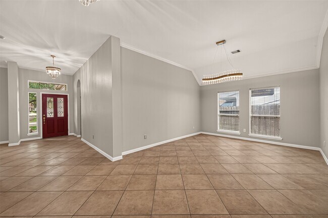 Building Photo - 706 Silver Creek Cir