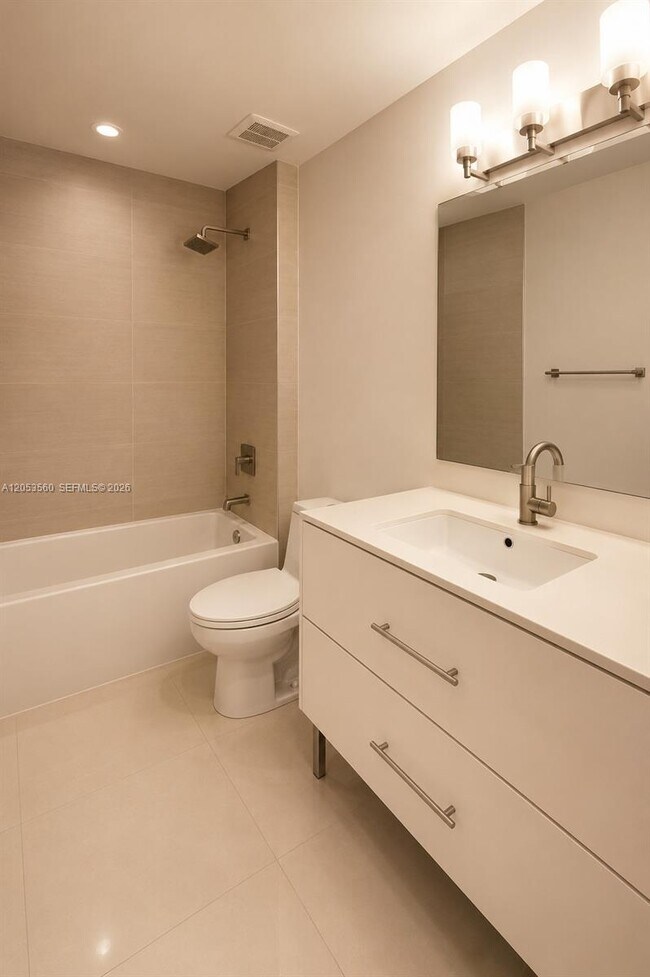 Building Photo - 825 Brickell Bay Dr