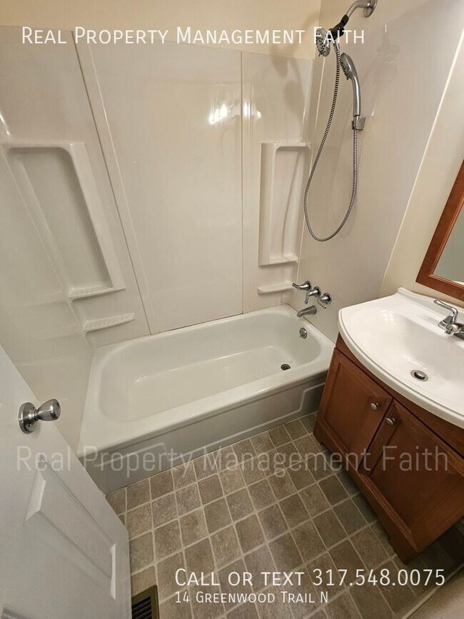 Building Photo - 14 Greenwood Trail N Dr