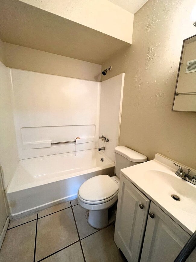 Building Photo - Spacious 2 bedroom home for Rent