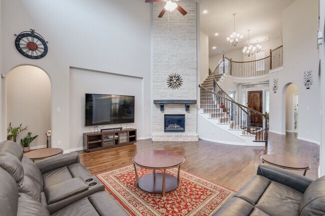 Building Photo - Beautiful home with elegant curved stairca...