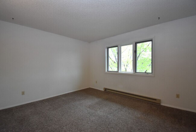 Building Photo - Spacious top floor! Close to downtown!