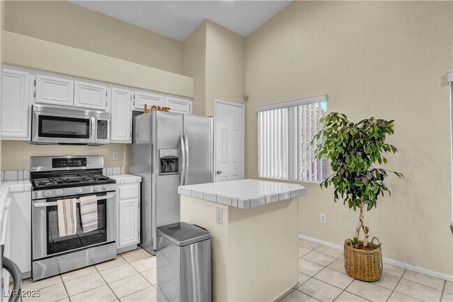 Building Photo - 9309 Mountain Rise Ave