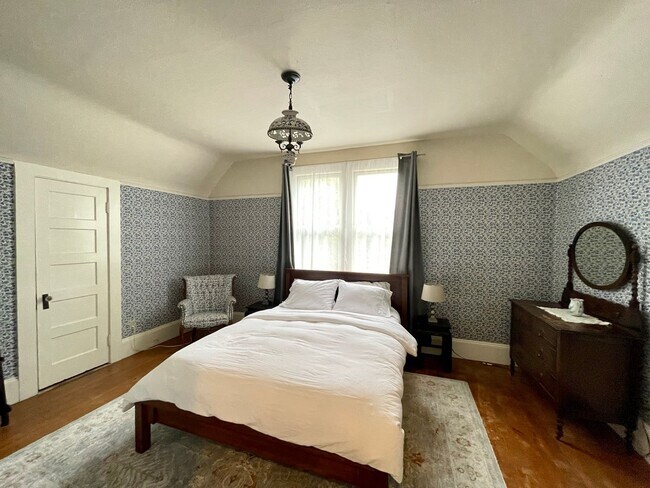 Building Photo - Pacific Grove Historical 3 Bed 2 Bath
