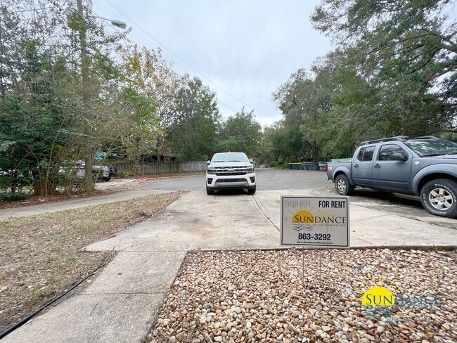 Building Photo - Quaint 2 Bedroom Townhouse in Fort Walton Beach!