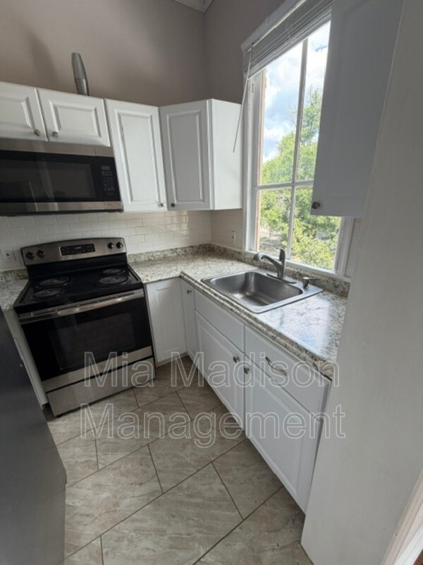 Building Photo - 305 W 39th St