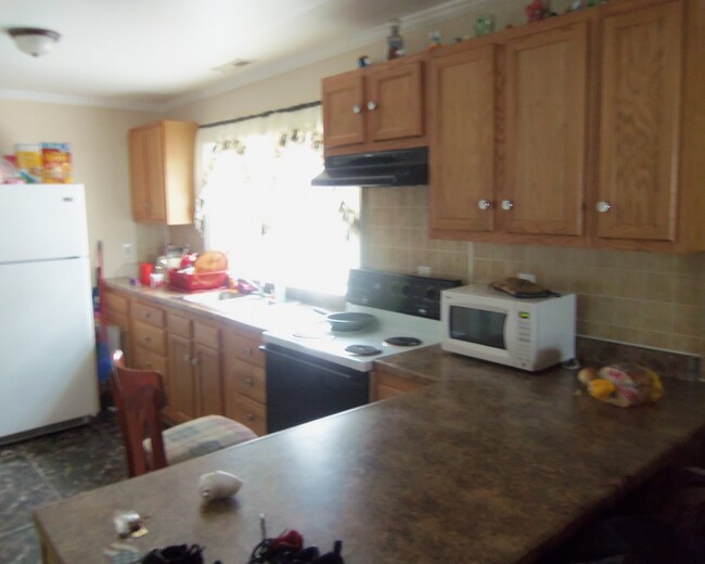 Building Photo - Lovely 2BR + office 1 BA Single family