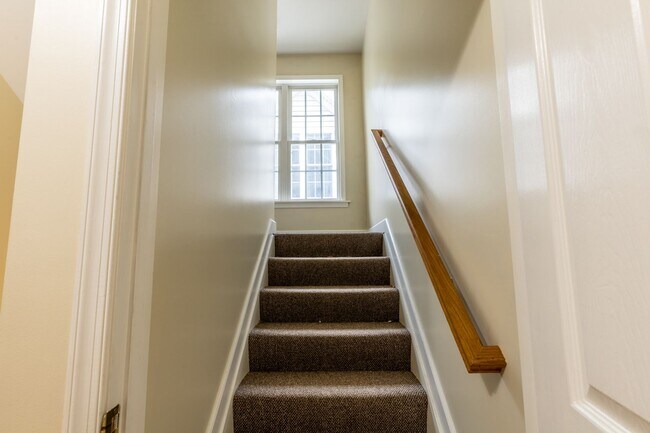 Building Photo - Single Family Home Minutes to DTWN/UVA Area