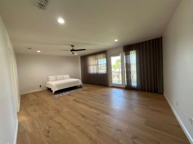 Building Photo - 2110 Bermuda Dr