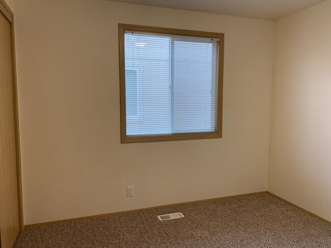 Building Photo - Quiet 4 bedroom two bath home in Aloha