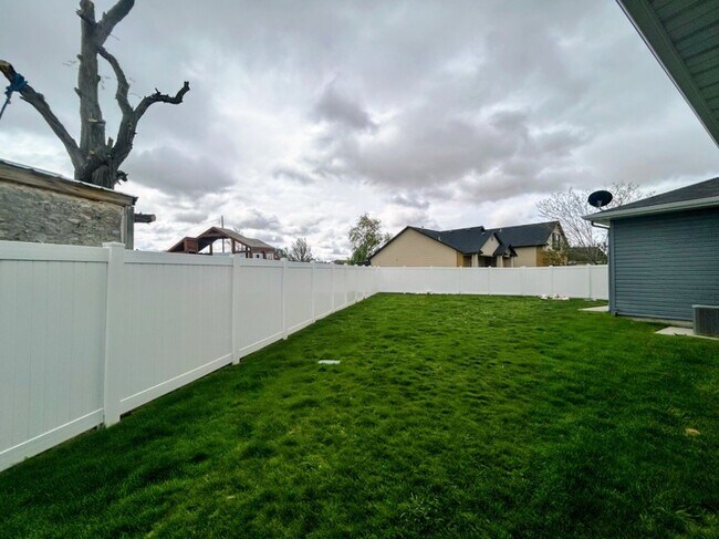 Building Photo - 929 Applewood Dr