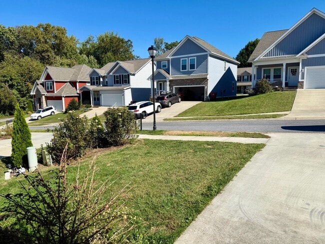 Building Photo - Spacious 3 Bedroom, 3.5bath in central Joh...