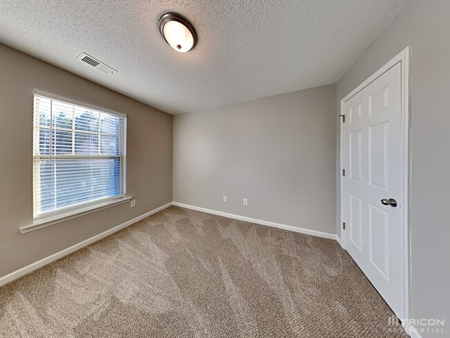 Building Photo - 301 Lauren Dr