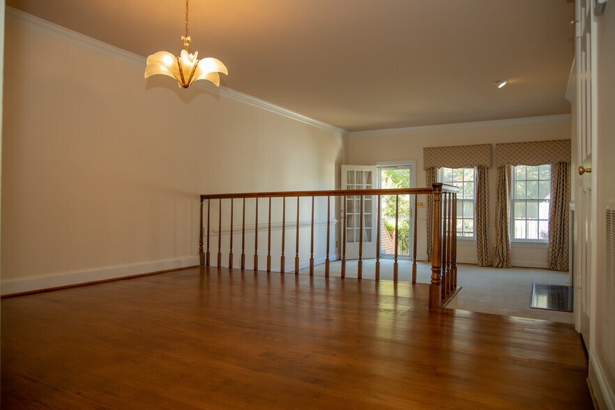 Building Photo - 817 Botetourt Gdns