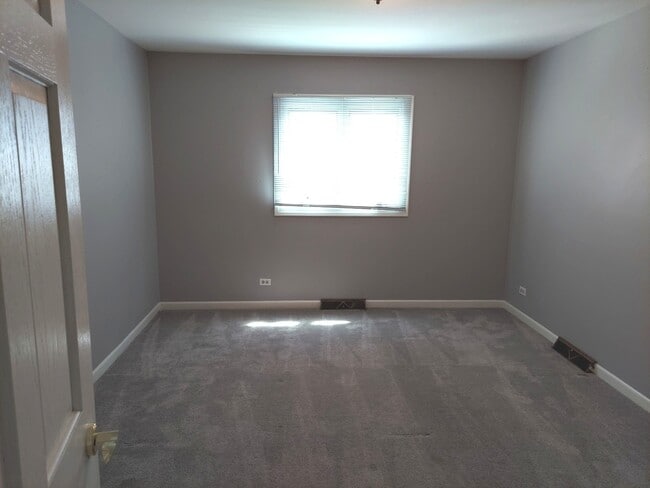 Building Photo - 2304 Nottingham Dr