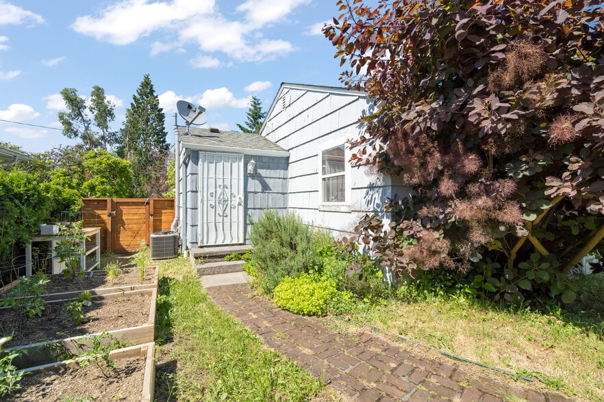 Building Photo - 2644 N Baldwin St
