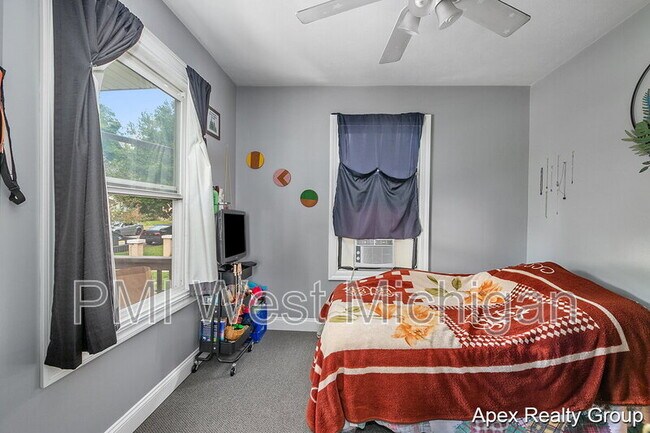 Building Photo - 1530 Quarry Ave NW