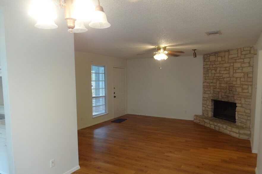 Building Photo - 901 Ken St