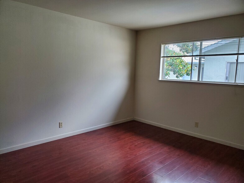 Building Photo - 885 Burbank Dr