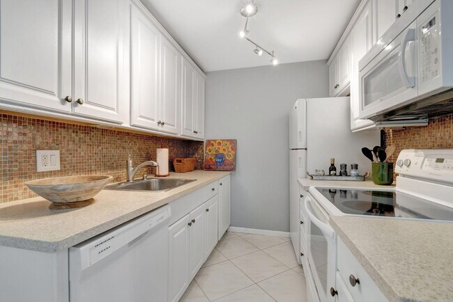 Building Photo - 3031 Cornwall B