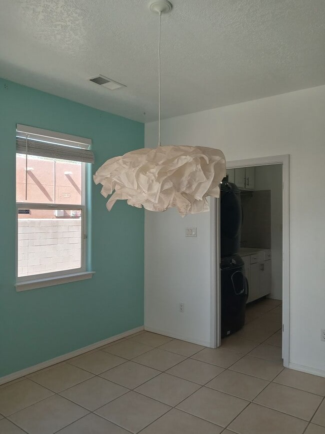Building Photo - Easy Commute to Los Alamos or Santa Fe