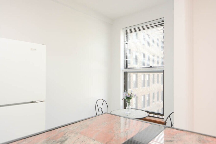 Building Photo - 941 W Carmen Ave