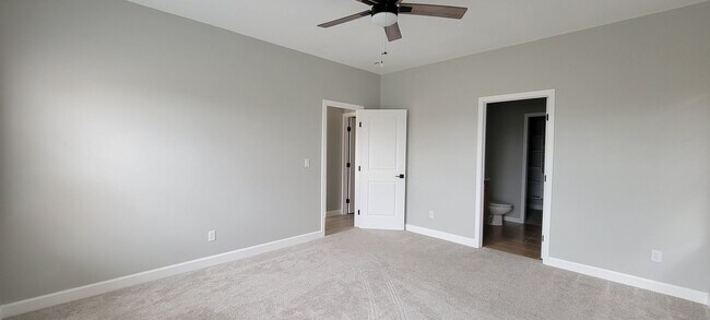 Building Photo - 3 bedroom/2.5 bath home