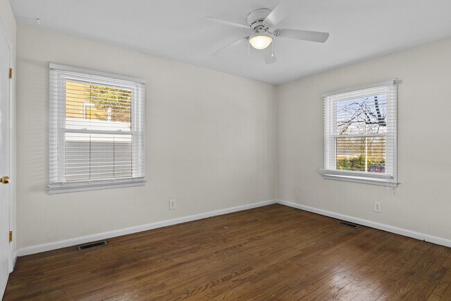 Building Photo - 143 E Lowry Ln