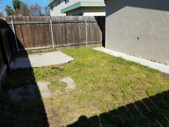 Building Photo - 3-Bed, 1.5-Bath House w/1-Car Garage, Close to Commissary