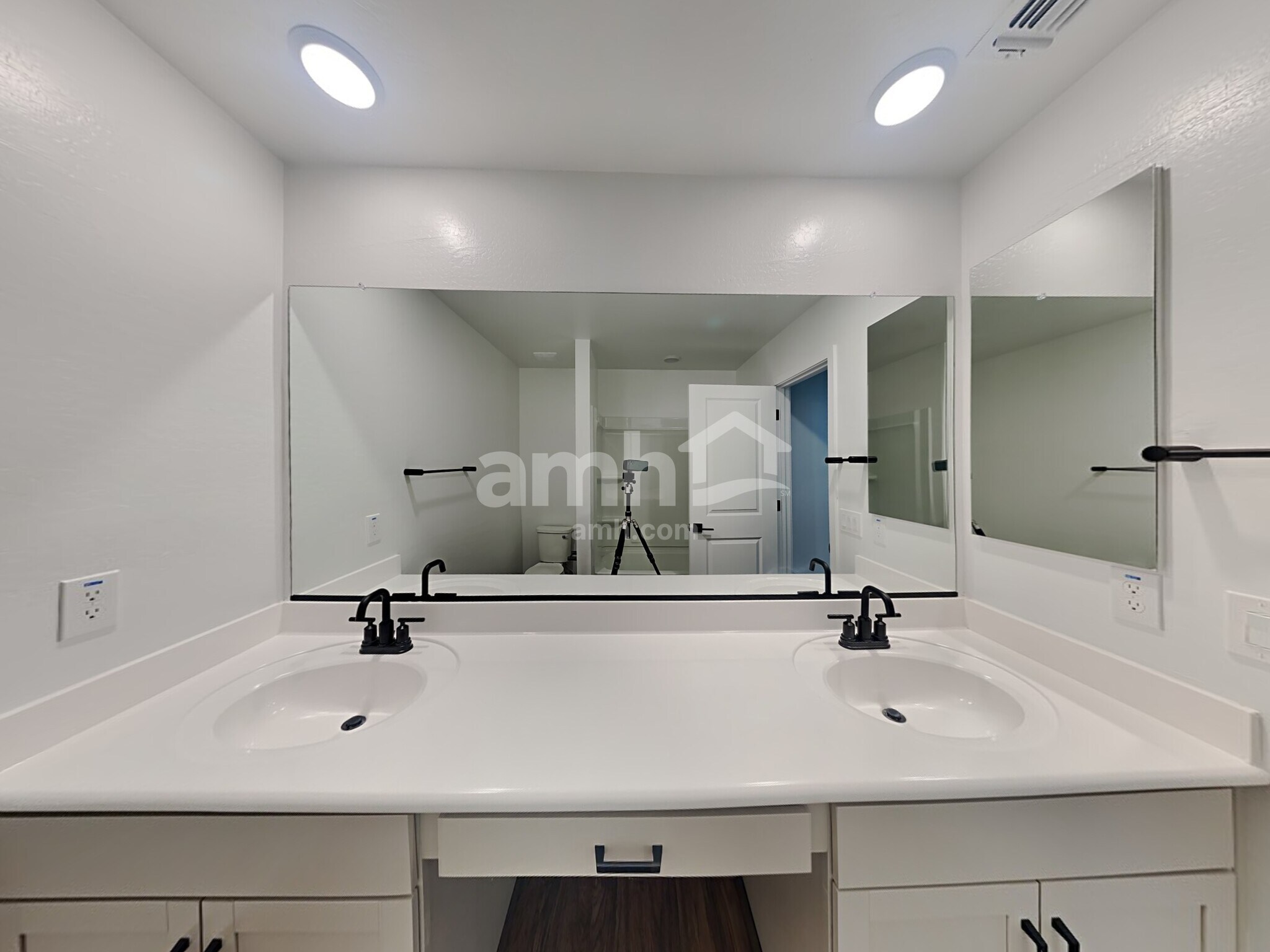 Building Photo - 4019 S 105th Dr