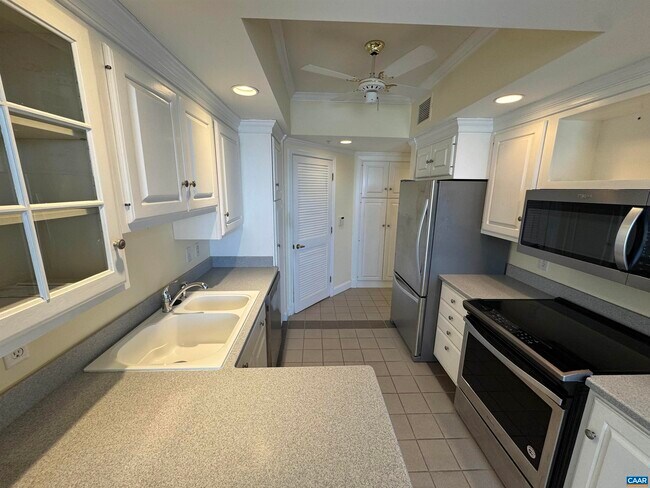 Building Photo - 500 Crestwood Dr