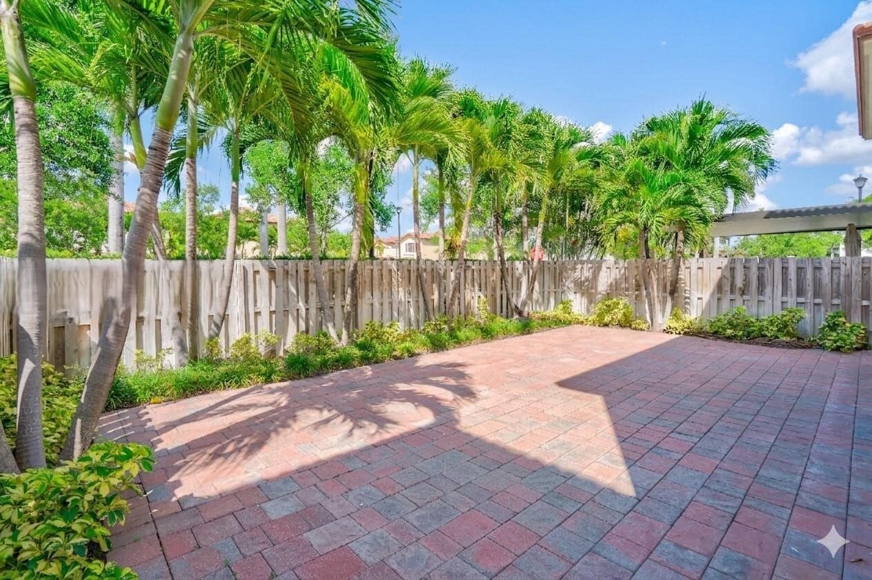 Building Photo - 10021 NW 87th Ter