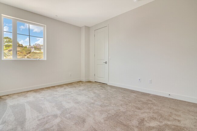Building Photo - SOUTHCOVE Luxury: SPACIOUS TOWNHOME with O...